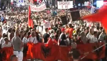 Konfuzion në protestë mes tubuesve, s’bien dakord a do hedhin apo jo vezë të hënën te Kuvendi: Unë i bleva, por…