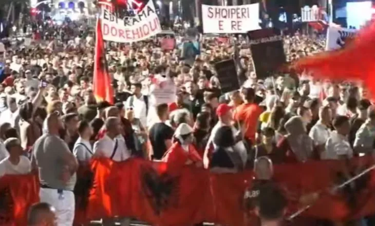 Konfuzion në protestë mes tubuesve, s’bien dakord a do hedhin apo jo vezë të hënën te Kuvendi: Unë i bleva, por…