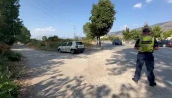 Korçë/ Automjeti përplas karrocën me të miturin