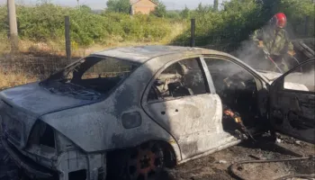 Korçë: Makina shkrumb e hi, brenda saj gjendet një person i pajetë