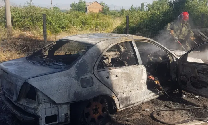 Korçë: Makina shkrumb e hi, brenda saj gjendet një person i pajetë