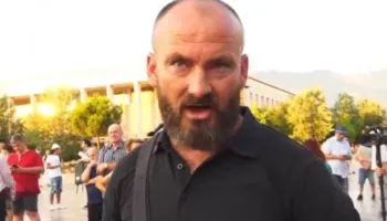 “Korrupsioni po na varros përditë”/ Protestuesi i revoltuar: Dua t’i rris në Shqipëri e jo rrugëve të botës