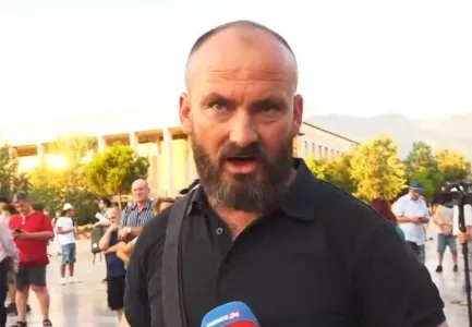 “Korrupsioni po na varros përditë”/ Protestuesi i revoltuar: Dua t’i rris në Shqipëri e jo rrugëve të botës