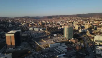 Kosova përplaset me ndërkombëtarët/ Dështon mbledhja për gjyqtarët serbë, presidentja në detyrë reagon ashpër ndaj…