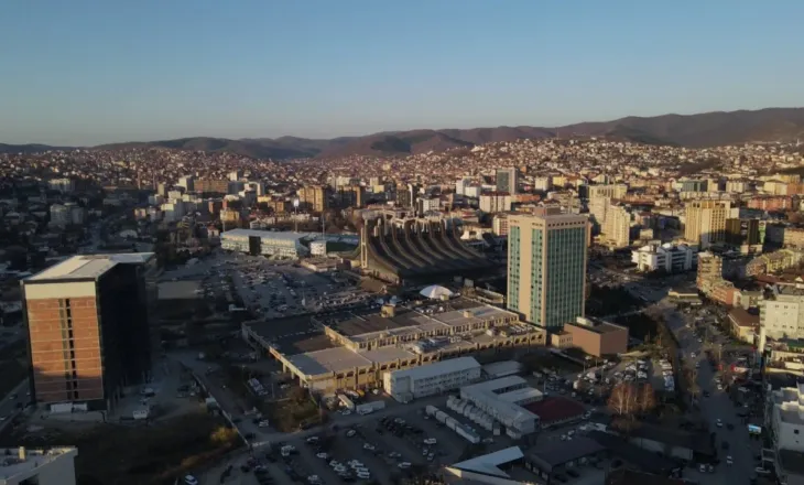 Kosova përplaset me ndërkombëtarët/ Dështon mbledhja për gjyqtarët serbë, presidentja në detyrë reagon ashpër ndaj…