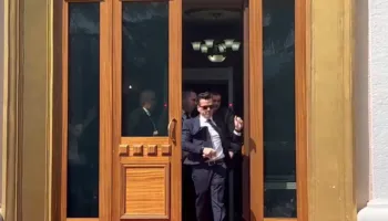 Kreu i Partisë “Mundësia” u ndalua nga Garda, Kapri: Në Kuvend do vijë Rama, i trembet Agron Shehajt