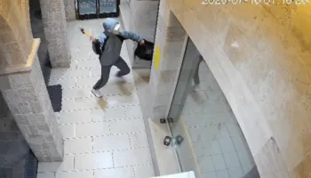 Krujë/ 13-vjeçari thyen xhamat e marketit për ta grabitur, përfundon në polici