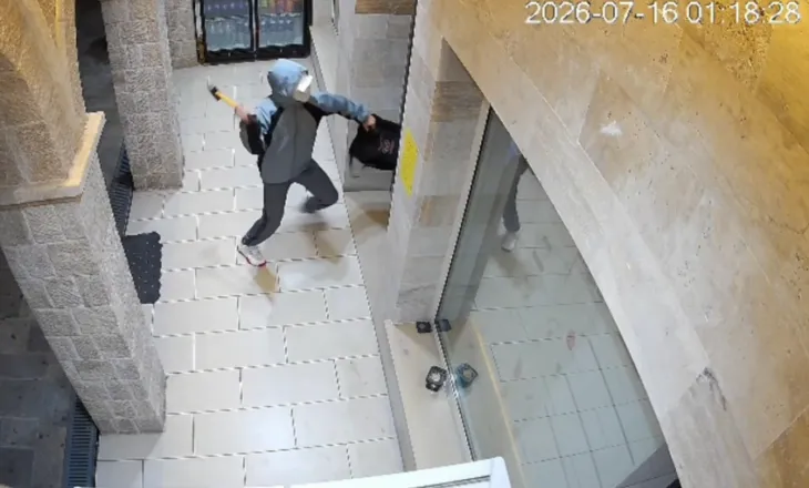 Krujë/ 13-vjeçari thyen xhamat e marketit për ta grabitur, përfundon në polici