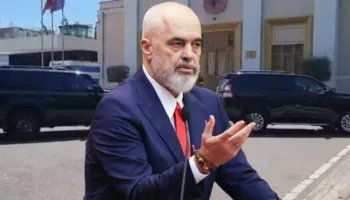Kryeministri Edi Rama mbërrin në Kuvend