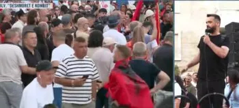“Kryeministri na paska dhënë 4 mln euro nga fondi rezervë i shtetit për një këngëtar”/Protestuesi: Njerëzit vdesin…