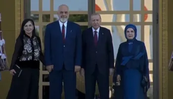 Kryeministri Rama dhe bashkëshortja në Ankara, priten nga Erdoğan dhe Zonja e Parë (VIDEO)
