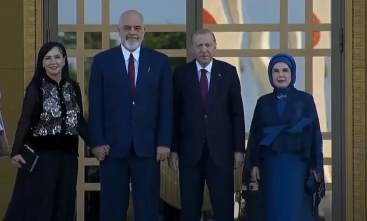 Kryeministri Rama dhe bashkëshortja në Ankara, priten nga Erdoğan dhe Zonja e Parë (VIDEO)