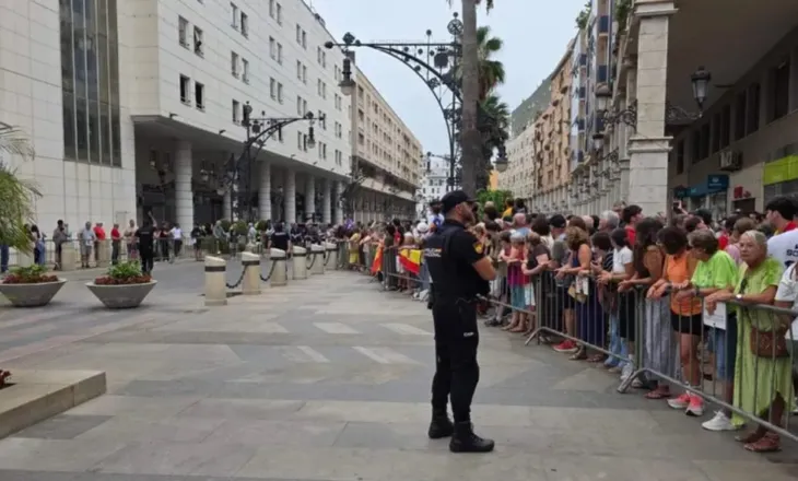 Kryeministri Sanchez vizitë në Ceuta, qytetarët e presin me protesta: Na ke tradhëtuar