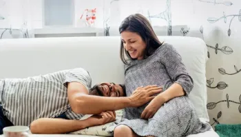 Kur duhet t’i flasim foshnjës, t’i këndojmë dhe t’i lexojmë përralla? Shkenca thotë: shumë më herët nga sa mendoni