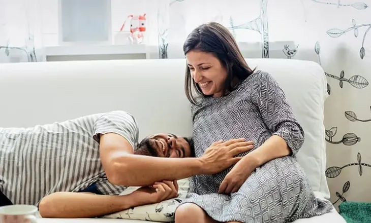 Kur duhet t’i flasim foshnjës, t’i këndojmë dhe t’i lexojmë përralla? Shkenca thotë: shumë më herët nga sa mendoni