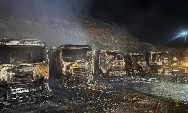 Kurbin/ Shkrumbohen pesë kamionë në një gurore në Shpërdhet, zjarri dyshohet i qëllimshëm