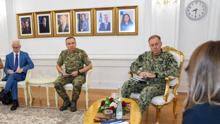 Kurti dhe Haxhiu takohen me admiralin e NATO-s