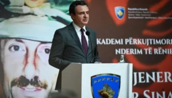 Kurti i jep shuplakë të fortë Ramës duke nderuar Tahir Sinanin: Luftëtar i paepur i lirisë…