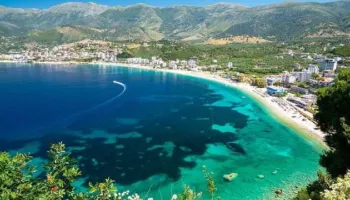 Kush fiton nga sulmi agresiv ndaj turizmit në Shqipëri