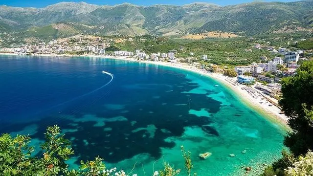Kush fiton nga sulmi agresiv ndaj turizmit në Shqipëri