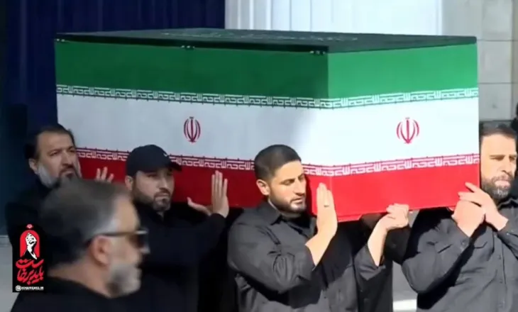 Kush janë tre djemtë e Ali Khamenei që luten mbi trupin e tij, mungon pasardhësi Mojtaba