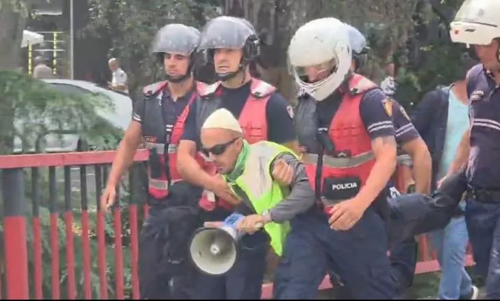 Kuvend dhe protestë, qytetarët përplasen me Policinë