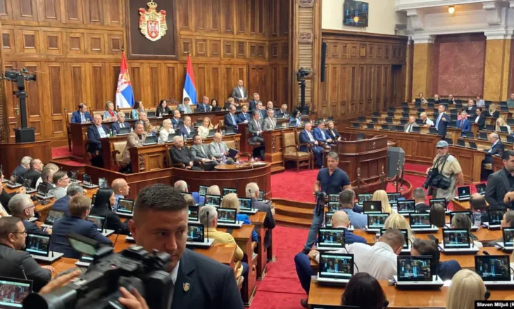 Kuvendi i Serbisë shqyrton mocionin e mosbesimit ndaj Qeverisë