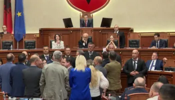 Kuvendi kalon direkt në votim pas bllokimit të foltores, miratohet kërkesa e Ballës