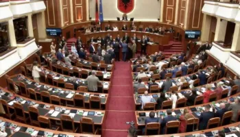 Kuvendi/ Mazhoranca përdor forcën e kartonit, kalon direkt në votim të gjitha projektligjet e rendit të ditës