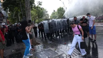 Kuvendi në “rrethim”! Protesta e qytetarëve trondit seancën e fundit