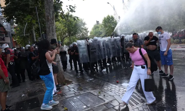 Kuvendi në “rrethim”! Protesta e qytetarëve trondit seancën e fundit