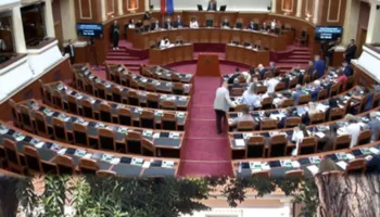 Kuvendi në seancë! Godina rrethohet me gardh, deputetët e PS futen nga hyrja anësore, PD bojkoton