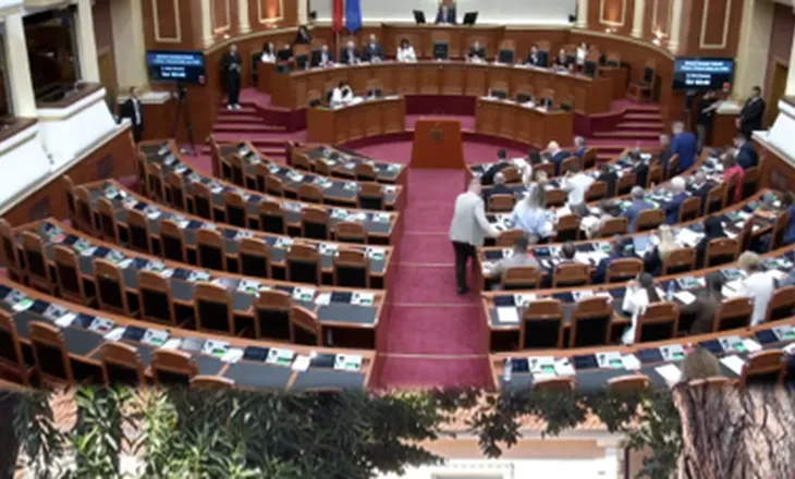 Kuvendi në seancë! Godina rrethohet me gardh, deputetët e PS futen nga hyrja anësore, PD bojkoton