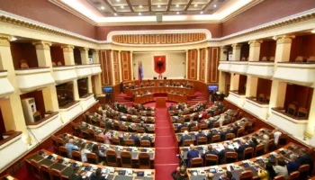 Kuvendi nuk mbyllet sot, seanca e papritur e 30 korrikut rikthen deputetët në sallë, PS “porosi” socialistëve për të…