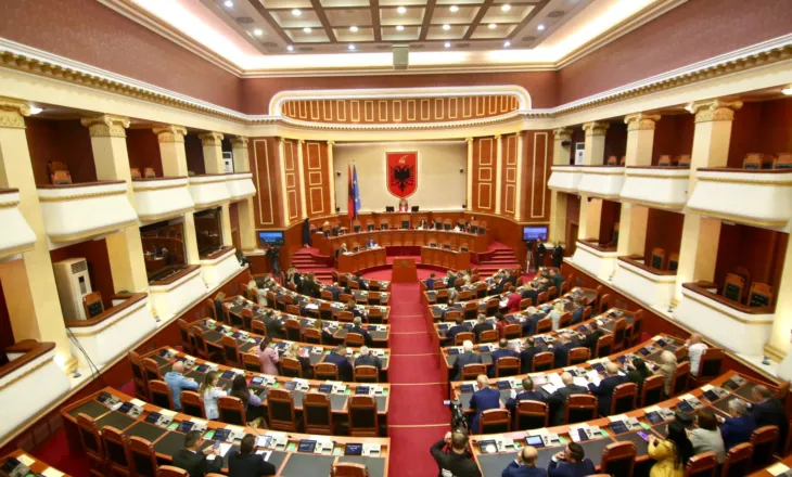 Kuvendi nuk mbyllet sot, seanca e papritur e 30 korrikut rikthen deputetët në sallë, PS “porosi” socialistëve për të…