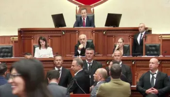 Kuvendi rikthehet urgjentisht në seancë, Peleshi prish pushimet e deputetëve