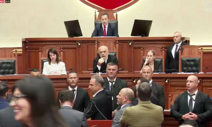 Kuvendi rikthehet urgjentisht në seancë, Peleshi prish pushimet e deputetëve