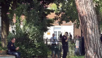 Kuvendi rrethohet me gardh metalik, deputetët e PS futen nga hyrja anësore