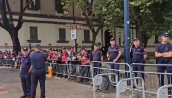 Kuvendi rrethohet me gardh metalik dhe forca policie