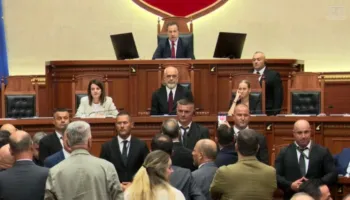 Kuvvendi/Mazhoranca voton mes tensioneve, Bardhi tenton të lagë Ramën me ujë