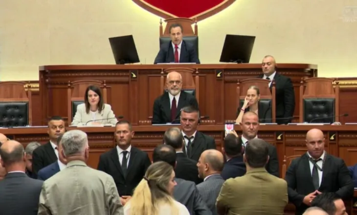 Kuvvendi/Mazhoranca voton mes tensioneve, Bardhi tenton të lagë Ramën me ujë