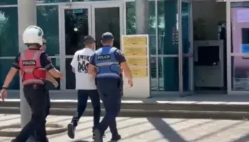 ‘Ky më ka vrarë djalin’/ Vrasja e Santiago Malkos, tension në GJKKO, shtyhet shpallja e vendimit