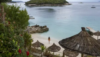 “La Vanguardia”: Riviera Shqiptare, parajsa mesdhetare mes bukurisë natyrore dhe zhvillimit turistik