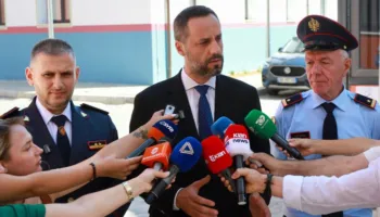 Lamallari: Dhunuesit e policisë nuk janë protestues, por vandalë