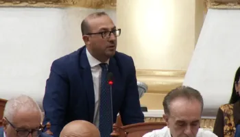 “Lamallari do kishte arrestuar të gjitha pulat që të mos pillnin vezë”, Korreshi ironi me ministrin: Ato janë armët e “terroristëve”