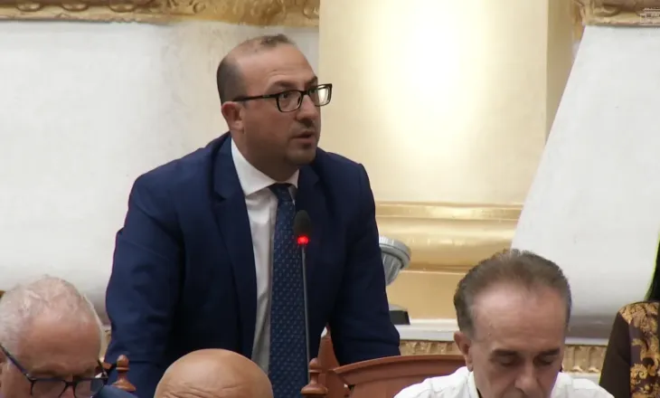 “Lamallari do kishte arrestuar të gjitha pulat që të mos pillnin vezë”, Korreshi ironi me ministrin: Ato janë armët e “terroristëve”