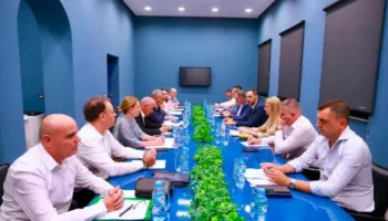 Lamallari mbledh prefektët e 12 qarqeve, kërkon më shumë koordinim në terren