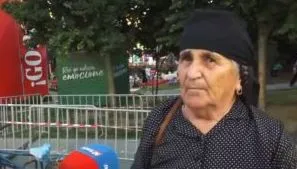 “Largohet vetëm me dajak”/ Protestuesja në marshim: Dele e shtazë është ai që nuk del para popullit, të japë dorëheqjen