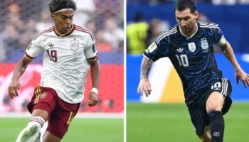 Lautaro Martinez nga njëra anë dhe Pedri në anën tjetër në stol. Formacionet zyrtare të finales