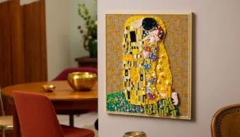 LEGO sjell në jetë kryeveprën “The Kiss” të Gustav Klimt me një set prej 4 mijë pjesësh